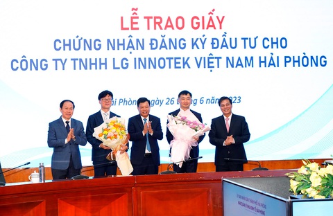 Doanh nghiệp FDI rót thêm vốn vào VN - Ảnh 4. Lãnh đạo TP Hải Phòng trao chứng nhận đầu tư cho đại diện Tập đoàn LG Innotek trong ngày 26-6 - Ảnh: ĐÀM THANH