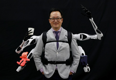 Nhật Bản phát triển robot nhiều tay có thể đeo trên lưng - Ảnh 1. Nhật Bản phát triển robot nhiều tay có thể đeo trên lưng - Ảnh 1.