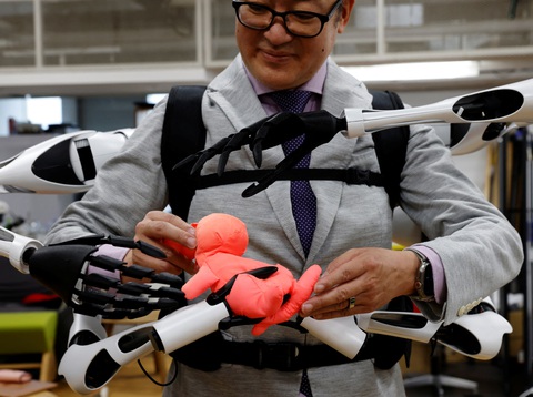 Nhật Bản phát triển robot nhiều tay có thể đeo trên lưng - Ảnh 5. Nhật Bản phát triển robot nhiều tay có thể đeo trên lưng - Ảnh 5.