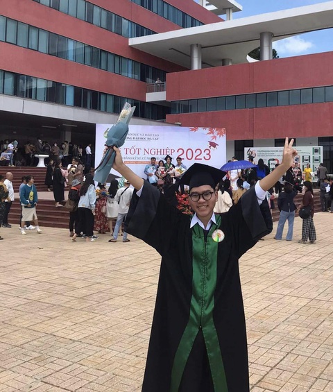 Rơ Mah Hùng và tấm bằng đại học - Ảnh 1. Rơ Mah Hùng trong ngày tốt nghiệp đại học - Ảnh: NVCC