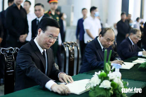 Chủ tịch nước Võ Văn Thưởng và các nguyên lãnh đạo Đảng, Nhà nước viết sổ tang - Ảnh: NGUYỄN KHÁNH Chủ tịch nước Võ Văn Thưởng và các nguyên lãnh đạo Đảng, Nhà nước viết sổ tang - Ảnh: NGUYỄN KHÁNH