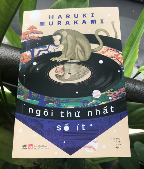 Ngôi thứ nhất số ít của Haruki Murakami - ngoái nhìn vào quá khứ - Ảnh 1. Sách Ngôi thứ nhất số ít của Murakami (Nhã Nam và NXB Phụ Nữ) - Ảnh: NỮ LÂM