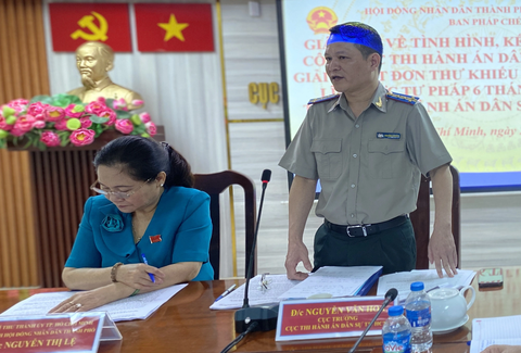 'Dân' kiện 'quan', thắng nhưng mòn mỏi chờ thi hành - Ảnh 1. Cục trưởng Cục Thi hành án dân sự TP.HCM Nguyễn Văn Hòa báo cáo kết quả với đoàn giám sát - Ảnh: TUYẾT MAI