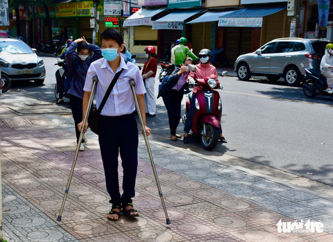 Bị đau chân, Nguyễn Duy Bảo, có mặt tại điểm thi THPT Lý Tự Trọng từ sớm - Ảnh:MINH CHIẾN Bị đau chân, Nguyễn Duy Bảo, có mặt tại điểm thi THPT Lý Tự Trọng từ sớm. Tuy phải chống nạng khá bất tiện, em cho biết mình tự tin vì đã ôn bài khá đầy đủ - Ảnh: MINH CHIẾN