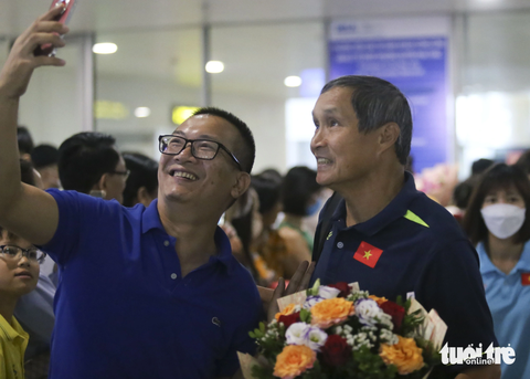 Thanh Nhã rạng ngời, được tặng hoa khi về Việt Nam - Ảnh 6. Thanh Nhã rạng ngời, được tặng hoa khi về Việt Nam - Ảnh 6.