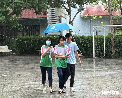 Các bạn học sinh 12 đến điểm thi đúng giờ dù trời mưa khá lớn - Ảnh: LAN NGỌC Các bạn học sinh 12 đến điểm thi đúng giờ dù trời mưa khá lớn - Ảnh: LAN NGỌC
