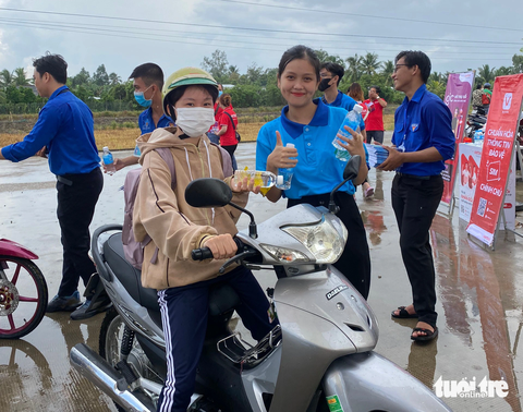 Thí sinh đến làm thủ tục dự thi tại điểm thi trường THCS-THPT Phú Quới, huyện Long Hồ, tỉnh Vĩnh Long được các bạn đoàn viên thanh niên hỗ trợ, tư vấn - Ảnh: CHÍ HẠNH Thí sinh đến làm thủ tục dự thi tại điểm thi trường THCS-THPT Phú Quới, huyện Long Hồ, tỉnh Vĩnh Long được các bạn đoàn viên thanh niên hỗ trợ, tư vấn - Ảnh: CHÍ HẠNH