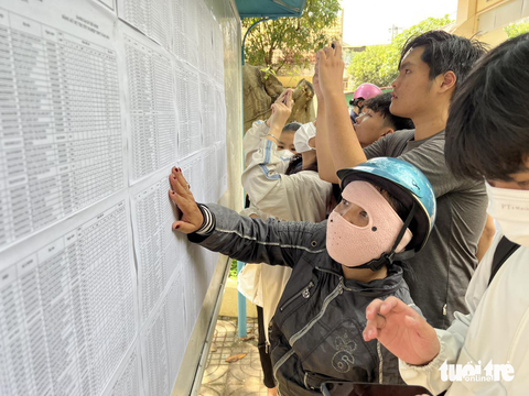 Một phụ huynh xem số báo danh cho con tại điểm thi Trường THPT Hồng Đức, TP Buôn Ma Thuột, Đắk Lắk - Ảnh: MINH PHƯƠNG Một phụ huynh xem số báo danh cho con tại điểm thi Trường THPT Hồng Đức, TP Buôn Ma Thuột, Đắk Lắk - Ảnh: MINH PHƯƠNG