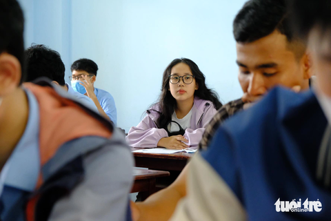 Thí sinh nghe phổ biến quy chế thu tại điểm thi THPT chuyên Hùng Vương (Gia Lai) - Ảnh: ĐÌNH CƯƠNG Thí sinh nghe phổ biến quy chế thi tại điểm thi THPT chuyên Hùng Vương (Gia Lai) - Ảnh: ĐÌNH CƯƠNG