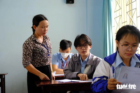 Cán bộ coi thi phổ biến quy chế thi và hướng dẫn làm thủ tục cho các thí sinh - Ảnh: ĐÌNH CƯƠNG Cán bộ coi thi phổ biến quy chế thi và hướng dẫn làm thủ tục cho các thí sinh - Ảnh: ĐÌNH CƯƠNG