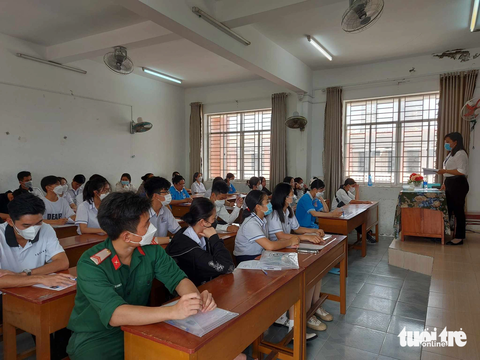 Các thí sinh ở Kiên Giang đến điểm thi nghe thầy cô phổ biến thi tốt nghiệp THPT năm 2023 - Ảnh: CHÍ CÔNG Các thí sinh ở Kiên Giang đến điểm thi nghe thầy cô phổ biến thi tốt nghiệp THPT năm 2023 - Ảnh: CHÍ CÔNG