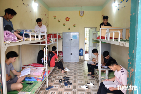 Thi tốt nghiệp THPT ở huyện khó khăn nhất tỉnh Lào Cai - Ảnh 1. Học sinh Trường THPT số 2 Si Ma Cai được đưa về gần điểm thi Trường THPT dân tộc nội trú THCS&THPT huyện Si Ma Cai từ chiều 26-6. Trong ảnh, các nam sinh cho biết đều chọn tổ hợp khoa học xã hội để xét tuyển đại học - Ảnh: NGUYÊN BẢO