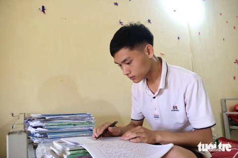 Thi tốt nghiệp THPT ở huyện khó khăn nhất tỉnh Lào Cai - Ảnh 2. Em Cư Seo Sing, học sinh Trường THPT số 2 Si Ma Cai sau khi được bố trí chỗ ở liền nhanh chóng ôn lại kiến thức trước ngày thi. Sing cho biết, mong muốn thi vào ngành Sư phạm lịch sử Trường đại học Sư phạm Hà Nội 2 - Ảnh: NGUYÊN BẢO