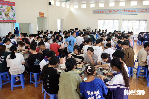 Thi tốt nghiệp THPT ở huyện khó khăn nhất tỉnh Lào Cai - Ảnh 3. Hơn 170 thí sinh tại điểm thi Trường THPT dân tộc nội trú THCS&THPT huyện Si Ma Cai được bố trí chỗ ăn, ở suốt quá trình dự thi. Nhà bếp đã chuẩn bị 17 mâm cơm cho các em trưa 27-6 - Ảnh: NGUYÊN BẢO
