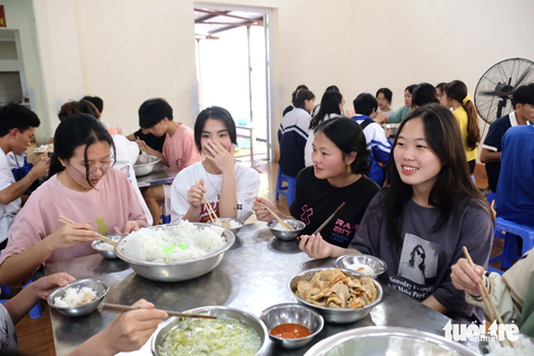 Thi tốt nghiệp THPT ở huyện khó khăn nhất tỉnh Lào Cai - Ảnh 4. Các sĩ tử vui vẻ nhận sự hỗ trợ từ nhà trường và các tình nguyện viên - Ảnh: NGUYÊN BẢO