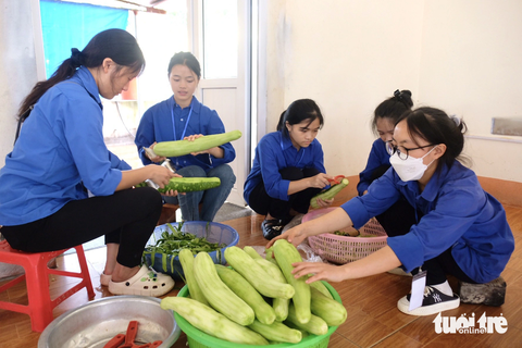 Thi tốt nghiệp THPT ở huyện khó khăn nhất tỉnh Lào Cai - Ảnh 5. Để chuẩn bị những suất cơm nóng hổi cho các sĩ tử, huyện đoàn Si Ma Cai đã phân công 25 tình nguyện viên tham gia hỗ trợ 3 điểm trường nấu ăn hỗ trợ thí sinh. Em Sùng Thị Hoa, học sinh lớp 11, Trường THPT dân tộc nội trú THCS&THPT huyện Si Ma Cai cho biết: "Là học sinh khóa dưới, khi được nấu ăn, chia sẻ áp lực cùng các anh chị khóa trên trong kỳ thi đầy căng thẳng em rất vui, mong các anh chị sẽ có một sức khỏe thật tốt để vượt qua kỳ thi" - Ảnh: NGUYÊN BẢO