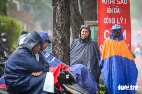 Cha mẹ dầm mưa chờ con làm thủ tục thi tốt nghiệp - Ảnh 5. Cha mẹ dầm mưa chờ con làm thủ tục thi tốt nghiệp - Ảnh 5.