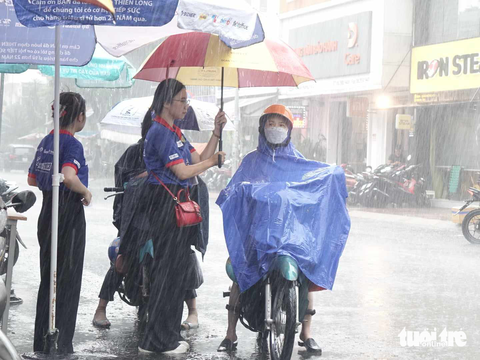Cha mẹ dầm mưa chờ con làm thủ tục thi tốt nghiệp - Ảnh 9. Cha mẹ dầm mưa chờ con làm thủ tục thi tốt nghiệp - Ảnh 9.