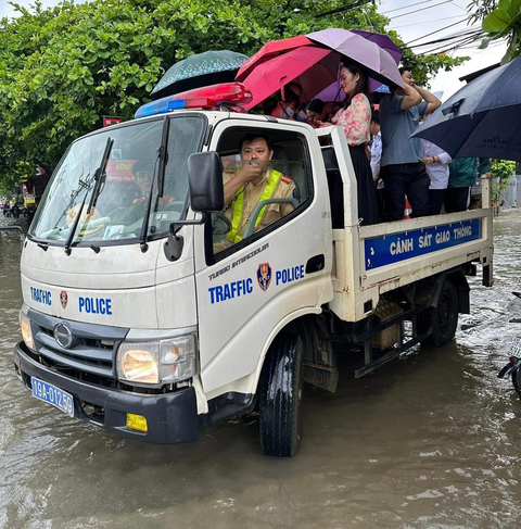 Cổng trường ngập sâu, thí sinh vô phòng thi bằng xe tải, xe chuyên dụng - Ảnh 2. Cổng trường ngập sâu, thí sinh vô phòng thi bằng xe tải, xe chuyên dụng - Ảnh 2.
