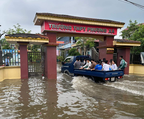 Cổng trường ngập sâu, thí sinh vô phòng thi bằng xe tải, xe chuyên dụng - Ảnh 1. Cổng trường ngập sâu, thí sinh vô phòng thi bằng xe tải, xe chuyên dụng - Ảnh 1.