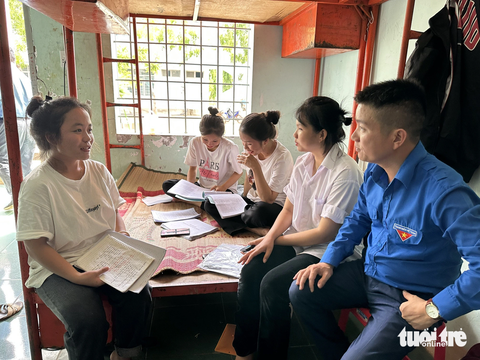 Anh Trần Doãn Tới - phó Bí thư Tỉnh đoàn Đắk Lắk trao đổi thông tin, giải đáp các thắc mắc với thí sinh - Ảnh: THẾ THẾ Anh Trần Doãn Tới - phó Bí thư Tỉnh đoàn Đắk Lắk trao đổi thông tin, giải đáp các thắc mắc với thí sinh - Ảnh: THẾ THẾ