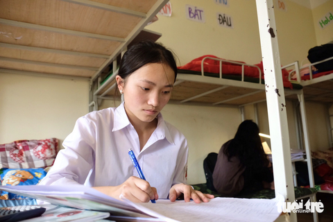 Thí sinh người Mông bỏ nhà tập trung thi tốt nghiệp - Ảnh 3. Thí sinh người Mông bỏ nhà tập trung thi tốt nghiệp - Ảnh 3.