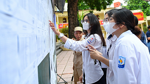Vào đại học: Dễ hay khó? - Kỳ 5: Sàn đấu cuối cùng - Ảnh 2. Thí sinh xem danh sách phòng thi, chuẩn bị kỳ thi tốt nghiệp THPT 2023 - Ảnh: NAM TRẦN