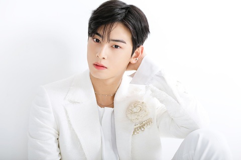 Jin BTS vượt mặt Cha Eun Woo trở thành hình mẫu nam thần chuẩn Hàn Quốc - Ảnh 3. Jin BTS vượt mặt Cha Eun Woo trở thành hình mẫu nam thần chuẩn Hàn Quốc - Ảnh 3.