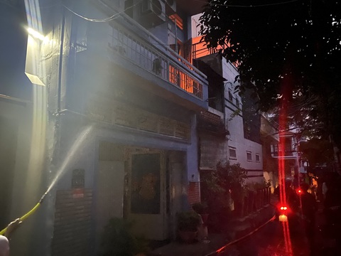 Cháy nhà 4 tầng ở Bình Thạnh, 2 người mắc kẹt trong nhà tử vong - Ảnh 1. Cháy nhà 4 tầng ở Bình Thạnh, 2 người mắc kẹt trong nhà tử vong - Ảnh 1.