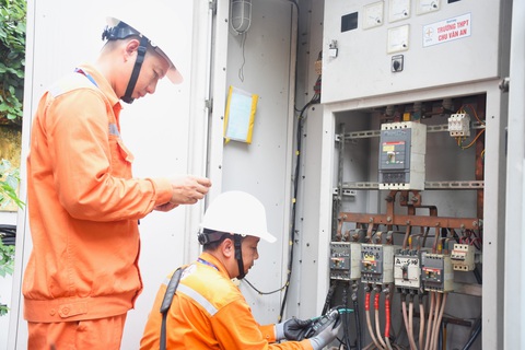 Công nhân Công ty Điện lực Tây Hồ kiểm tra tình trạng vận hành tại Trường THPT Chu Văn An Phương án về cơ chế điều chỉnh giá bán lẻ điện bình quân được đưa ra lấy ý kiến có nhiều điểm mới - Ảnh: EVNHANOI