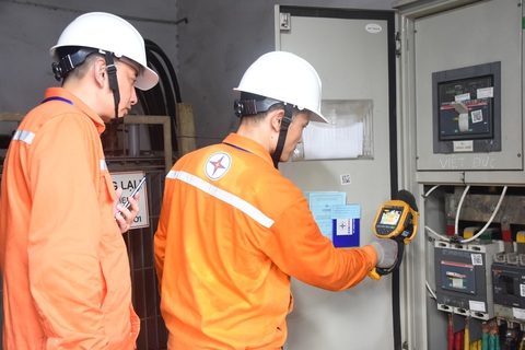 Công nhân Công ty Điện lực Hoàn Kiếm kiểm tra nhiệt độ tại trạm biến áp Trường THPT Việt Đức Công nhân Công ty Điện lực Hoàn Kiếm kiểm tra nhiệt độ tại trạm biến áp Trường THPT Việt Đức