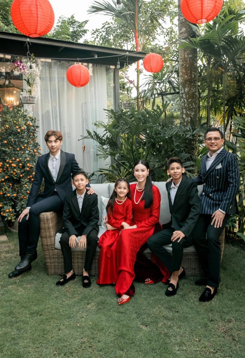 10 gia đình sao Việt đông con bậc nhất showbiz - Ảnh 5. 10 gia đình sao Việt đông con bậc nhất showbiz - Ảnh 5.