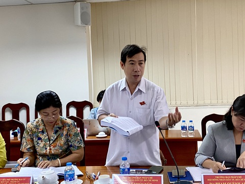'Dân' kiện 'quan', thắng nhưng mòn mỏi chờ thi hành - Ảnh 3. Ông Lê Minh Đức - phó trưởng Ban pháp chế HĐND TP.HCM - tại buổi giám sát - Ảnh: TUYẾT MAI