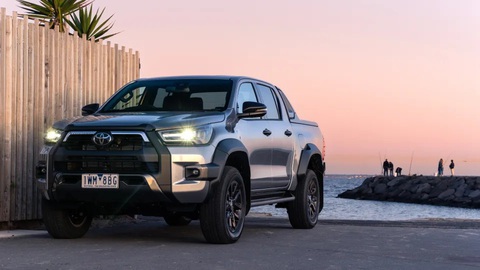 Toyota Hilux thêm bản xe xanh nhưng không được gọi là hybrid - Ảnh 1. Toyota Hilux thêm bản xe xanh nhưng không được gọi là hybrid - Ảnh 1.
