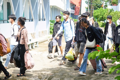 Những thí sinh ‘đặc biệt’ vượt rừng, tự nấu cơm những ngày thi - Ảnh 1. Những thí sinh ‘đặc biệt’ vượt rừng, tự nấu cơm những ngày thi - Ảnh 1.