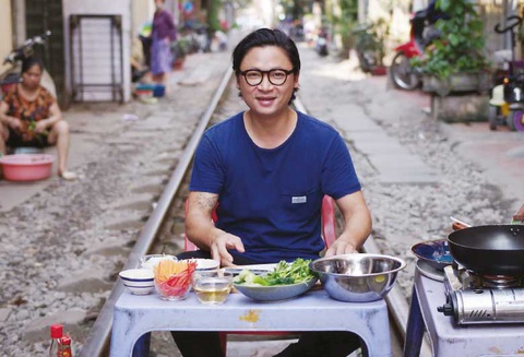 LUKE NGUYỄN & hành trình ẩm thực xuyên Việt bằng tàu hỏa - Ảnh 5. Luke Nguyễn chế biến món ăn phổ biến ở mỗi vùng miền ngay tại chỗ - Ảnh: SBS