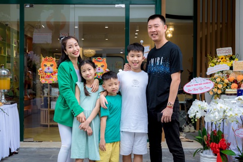 10 gia đình sao Việt đông con bậc nhất showbiz - Ảnh 11. 10 gia đình sao Việt đông con bậc nhất showbiz - Ảnh 11.