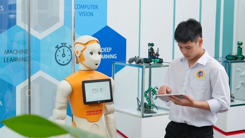 Thí sinh đạt từ 25 điểm thi THPT sẽ nhận học bổng toàn phần tại SIU - Ảnh 1. SIU sở hữu phòng nghiên cứu hiện đại với thiết bị, robot và máy móc tân tiến