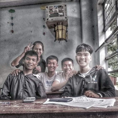 Rơ Mah Hùng và tấm bằng đại học - Ảnh 3. Rơ Mah Hùng (bìa phải) cùng bạn bè ở Trường THPT Trường Chinh, Chư Sê, Gia Lai thời điểm Hùng sắp thi tốt nghiệp THPT - Ảnh: NVCC