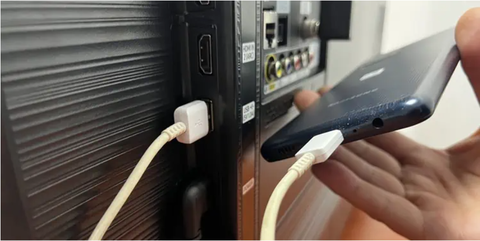 Sạc điện thoại ở tivi trong khách sạn nguy hiểm thế nào? - Ảnh 1. Sạc điện thoại ở tivi trong khách sạn nguy hiểm thế nào? - Ảnh 1.