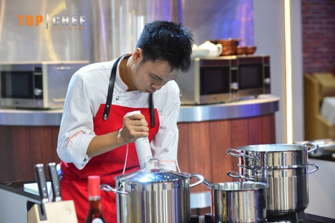 Top Chef Việt Nam 2023 tập 3: Thử thách đến từ món phở ăn không dùng đũa - Ảnh 5. Đầu bếp Phạm Trường Giang chế biến món ăn