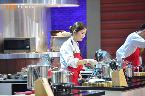 Top Chef Việt Nam 2023 tập 3: Thử thách đến từ món phở ăn không dùng đũa - Ảnh 2. Đầu bếp Thái Thị Ngọc Tâm đã chế biến món ‘Phở cuốn bò Wagyu’