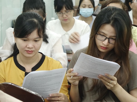 14h hôm nay, thí sinh cả nước làm thủ tục thi tốt nghiệp - Ảnh 4. Cán bộ coi thi xem những nội dung quan trọng trong công tác coi thi kỳ thi tốt nghiệp THPT 2023 ở buổi sinh hoạt quy chế coi thi tại điểm thi Trường THCS Đức Trí, Q.1, TP.HCM sáng 27-6 - Ảnh: NHƯ HÙNG