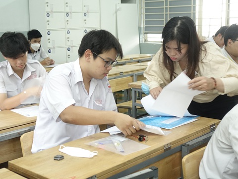 Thi tốt nghiệp ở TP.HCM: 9 thí sinh đặc biệt, mỗi em có 4 giám thị phục vụ - Ảnh 1. Thi tốt nghiệp ở TP.HCM: 9 thí sinh đặc biệt, mỗi em có 4 giám thị phục vụ - Ảnh 1.