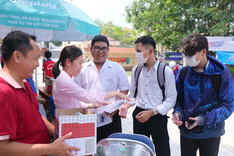 Cô Huỳnh Thị Ngọc Quyên - giáo viên trung tâm giáo dục thường xuyên huyện Cần Giờ điểm danh thí sinh trong ngày làm thủ tục dự thi - Ảnh: NGỌC PHƯỢNG Cô Huỳnh Thị Ngọc Quyên - giáo viên trung tâm giáo dục thường xuyên huyện Cần Giờ, TP.HCM điểm danh thí sinh trong ngày làm thủ tục dự thi - Ảnh: NGỌC PHƯỢNG