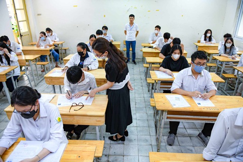 Thí sinh làm thủ tục dự thi tốt nghiệp THPT 2023 - Ảnh: NAM TRẦN Thí sinh làm thủ tục dự thi tốt nghiệp THPT 2023 - Ảnh: NAM TRẦN