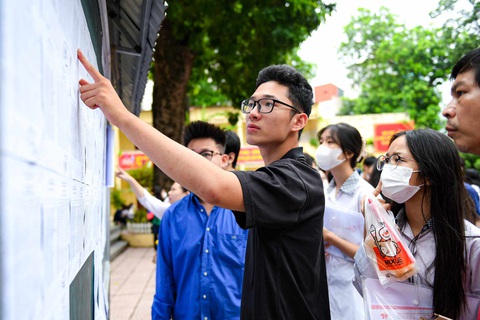 Ảnh: NAM TRẦN Thí sinh tham dự kỳ thi tốt nghiệp THPT năm 2023 xem danh sách phòng thi được niêm yết tại một hội đồng thi ở Hà Nội - Ảnh: NAM TRẦN