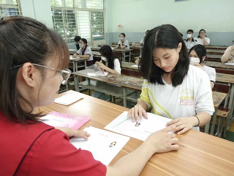 Thí sinh nhận thẻ dự thi tại điểm thi trường THCS College Q3, TPHCM trong buổi nghe qui chế thi. Ảnh: NHƯ HÙNG Thí sinh dự thi tốt nghiệp THPT 2023 - Ảnh: NHƯ HÙNG