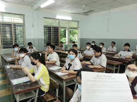 Thí sinh đang nghe quy chế thi tại điểm thi trường THCS College Q3, TPHCM trong buổi tập trung. Ảnh: NHƯ HÙNG Thí sinh đang được phổ biến quy chế kỳ thi tốt nghiệp THPT 2023 - Ảnh: NHƯ HÙNG