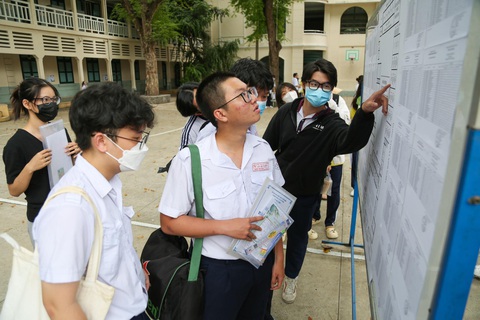 Thí sinh kiểm tra thông tin phòng trước khi vào nghe quy chế thi tại điểm thi THPT Lê Quý Đôn (quận 3, TP. HCM) - Ảnh: PHƯƠNG QUYÊN Thí sinh kiểm tra thông tin phòng trước khi vào nghe quy chế thi tại điểm thi THPT Lê Quý Đôn, quận 3, TP.HCM - Ảnh: PHƯƠNG QUYÊN